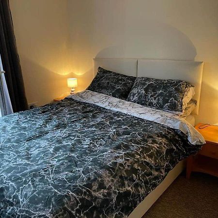 Ham Road Apartment Уърдинг Екстериор снимка