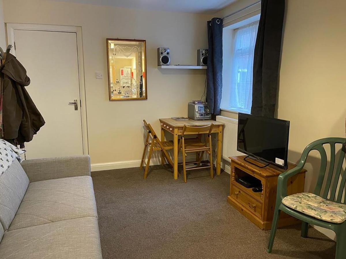 Ham Road Apartment Уърдинг Екстериор снимка